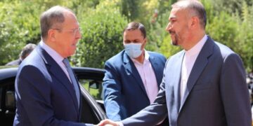 گفتگوی وزرای خارجه ایران و روسیه برای مدیریت تنش اخیر در روابط