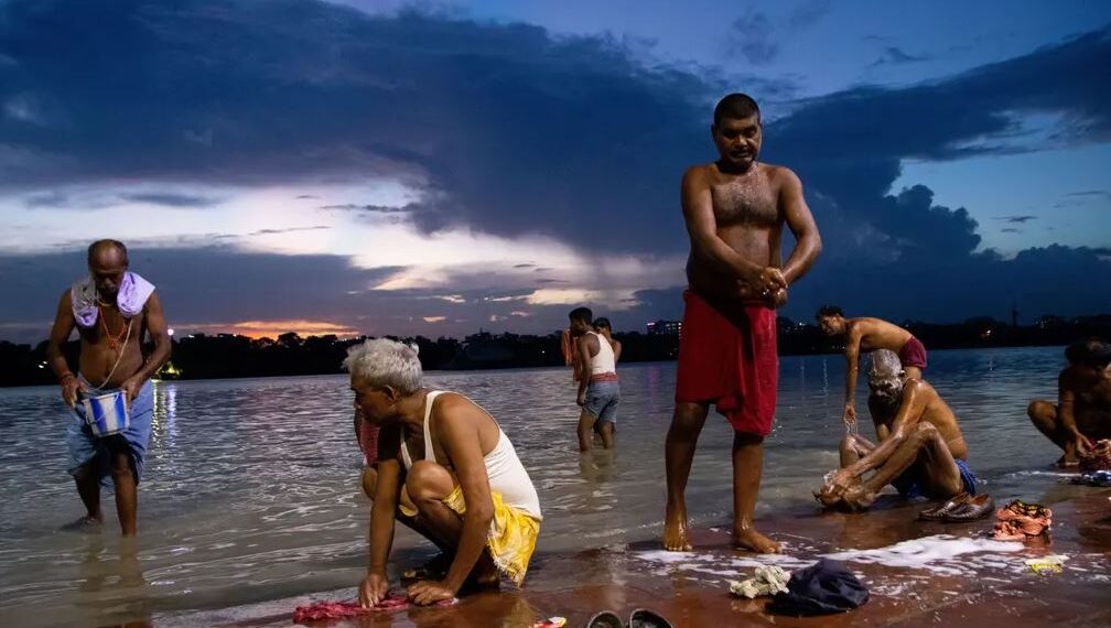 حمام در کنار رودخانه