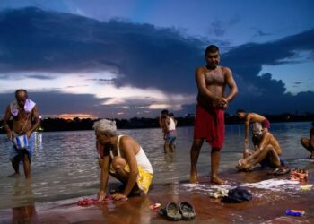 حمام در کنار رودخانه