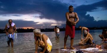 حمام در کنار رودخانه