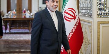 اختصاصی| ادامه رایزنی‌های منطقه‌ای وزیر خارجه در بغداد، مسقط، قاهره و امان