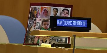 سیزده آینه در برابر هیولا