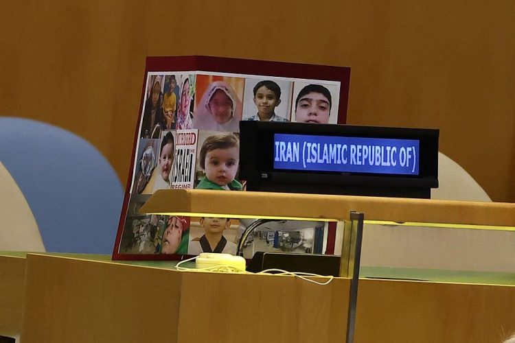 سیزده آینه در برابر هیولا